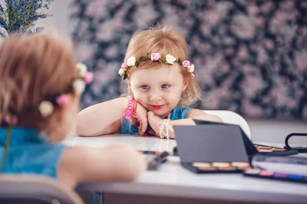 Niña frente al espejo maquillándose — Foto de Stock