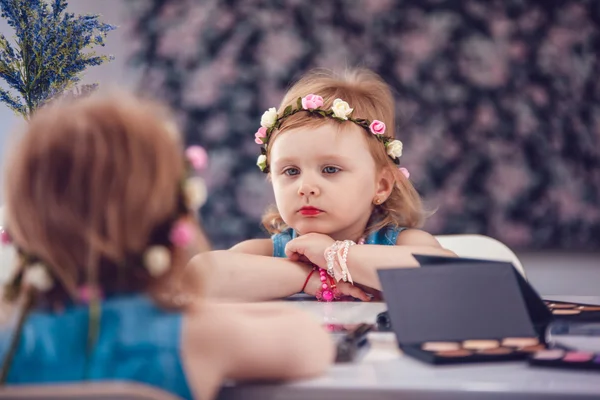 Little girl in front of the mirror doing her makeup — Stock Photo, Image
