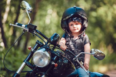 Bir motosiklet üzerinde küçük kız.