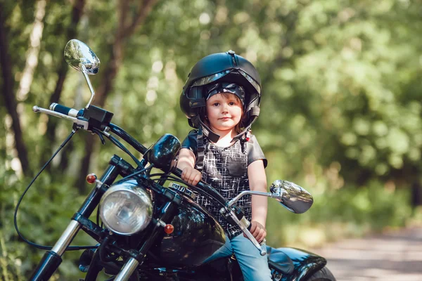 Kleines Mädchen auf einem Motorrad. — Stockfoto