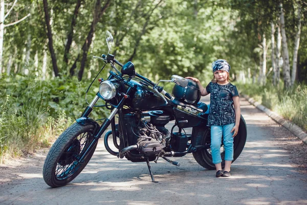 Маленькая девочка на мотоцикле . — стоковое фото