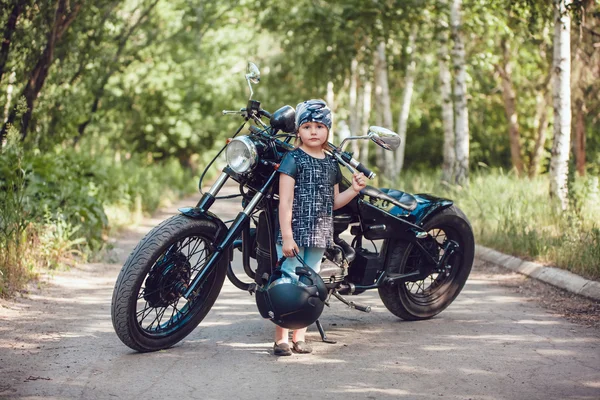 Meisje op een motorfiets. — Stockfoto