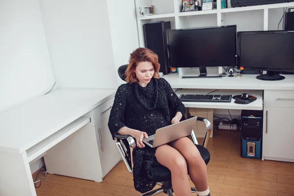 Jonge zakenvrouw met een computer in het kantoor — Stockfoto