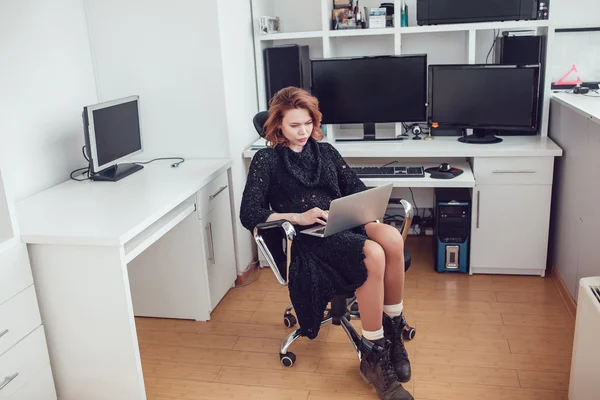 Νέοι επαγγελματίες γυναίκα με έναν υπολογιστή στο γραφείο — Φωτογραφία Αρχείου