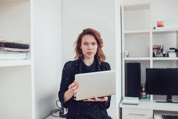 Joven mujer de negocios con un ordenador en la oficina — Foto de Stock
