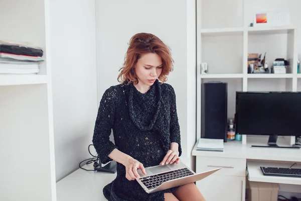 Jonge zakenvrouw met een computer in het kantoor — Stockfoto