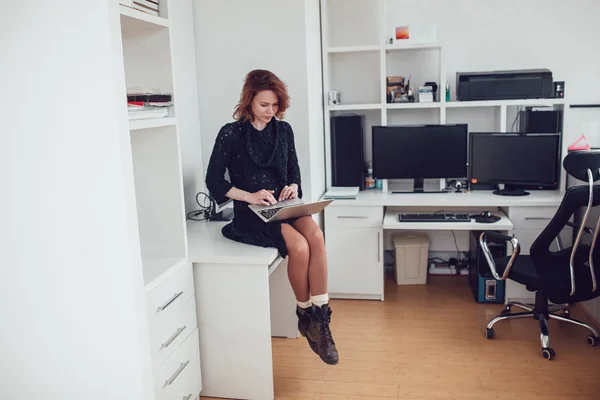 Νέοι επαγγελματίες γυναίκα με έναν υπολογιστή στο γραφείο — Φωτογραφία Αρχείου