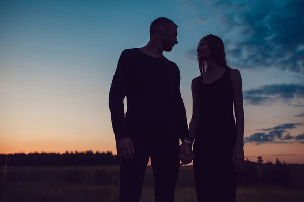 História de amor. Casal ao pôr-do-sol. No fundo do céu. Nuvens . — Fotografia de Stock