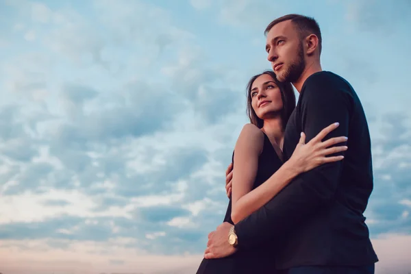 Historia de amor. Pareja al atardecer. En el fondo del cielo. Nubes . —  Fotos de Stock