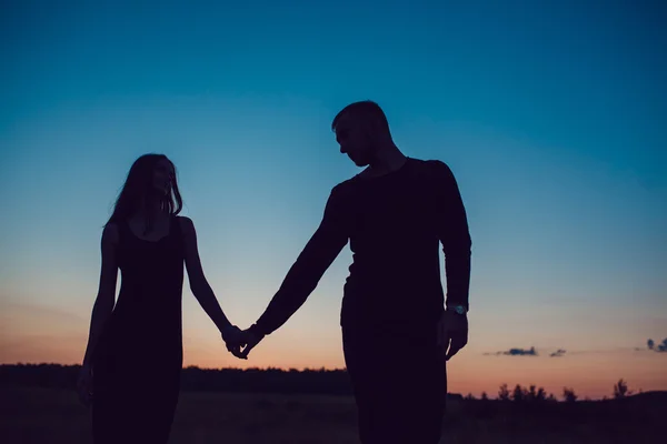 História de amor. Casal ao pôr-do-sol. No fundo do céu. Nuvens . — Fotografia de Stock