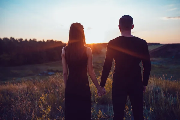 Aşk hikayesi. Bir kaç gün batımında. Arka planda gökyüzü. Bulutlar.