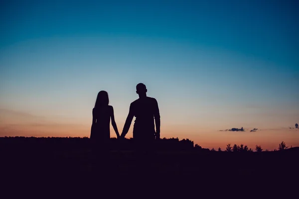 Aşk hikayesi. Bir kaç gün batımında. Arka planda gökyüzü. Bulutlar.