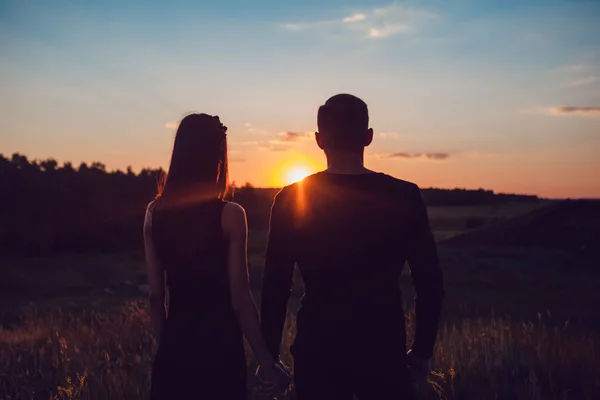 Aşk hikayesi. Bir kaç gün batımında. Arka planda gökyüzü. Bulutlar.