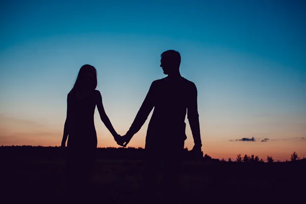 História de amor. Casal ao pôr-do-sol. No fundo do céu. Nuvens . — Fotografia de Stock