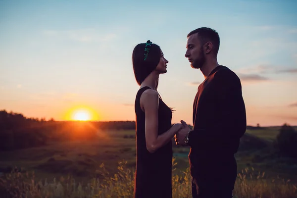 História de amor. Casal ao pôr-do-sol. No fundo do céu. Nuvens . — Fotografia de Stock