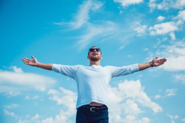 Adam ellerini gökyüzüne dışarı düzenledi. Özgürlük.