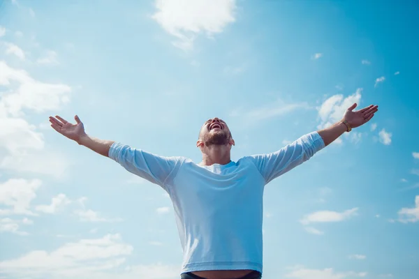 Adam ellerini gökyüzüne dışarı düzenledi. Özgürlük.