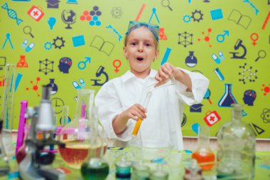 Küçük kız laboratuvar kimyasal deneyler yapıyor