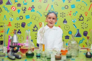 Küçük kız laboratuvar kimyasal deneyler yapıyor