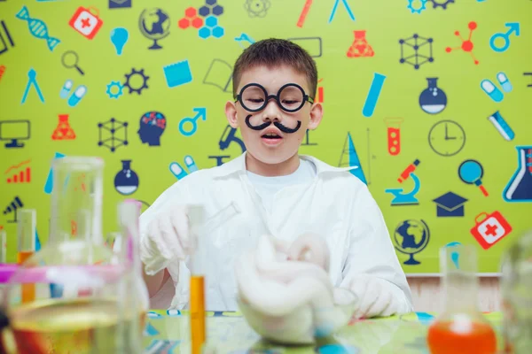 Азіатський хлопчик робить хімічні експерименти в лабораторії — стокове фото