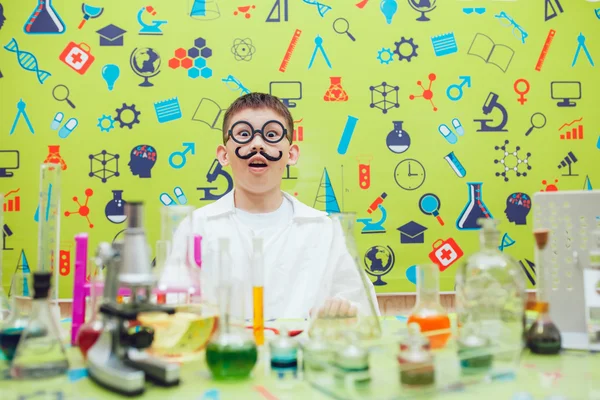 Asiático chico haciendo experimentos químicos en el laboratorio — Foto de Stock