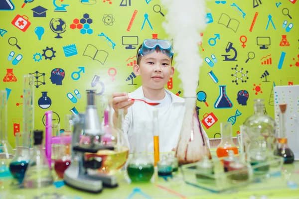 Asiático chico haciendo experimentos químicos en el laboratorio — Foto de Stock