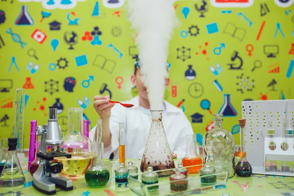 Asian boy  doing chemical experiments in the laboratory — Stock Photo, Image