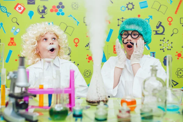 Два мальчика проводят химические эксперименты в лаборатории — стоковое фото