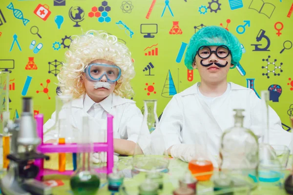 Dos chicos haciendo experimentos químicos en el laboratorio — Foto de Stock