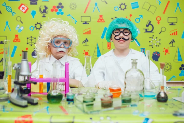 Dos chicos haciendo experimentos químicos en el laboratorio — Foto de Stock