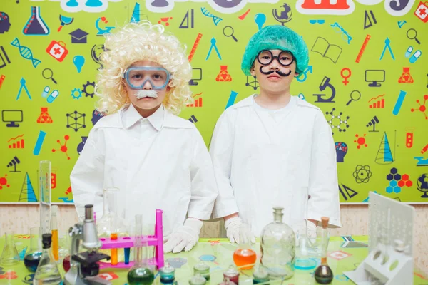 Dwóch chłopców robi eksperymenty chemiczne w laboratorium — Zdjęcie stockowe