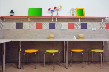 Hostel iç - mutfak. Masa, sandalye, çanak çömlek