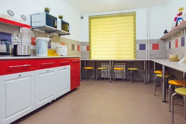 Hostel interior - kitchen. table, chair, crockery — Stock Photo, Image