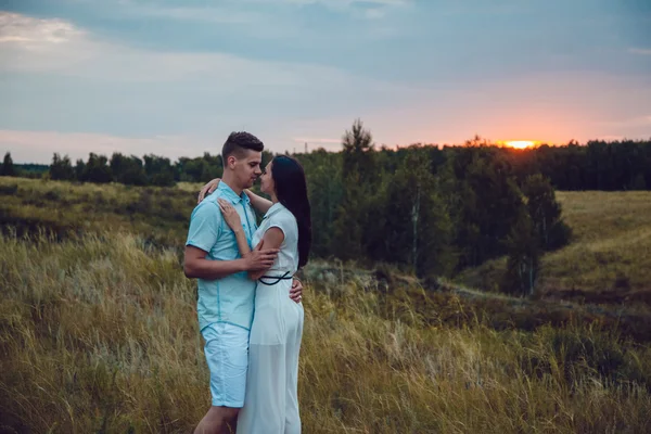 Kärlekshistoria. I love par promenader på sunset bakgrund. Lyckligt slut. Silhouette figurerar av människor i kärlek på naturen. Skärmsläckare för filmen. — Stockfoto