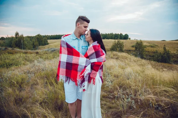 Kärlekshistoria. Silhuett siffror av människor i kärlek på naturen. — Stockfoto