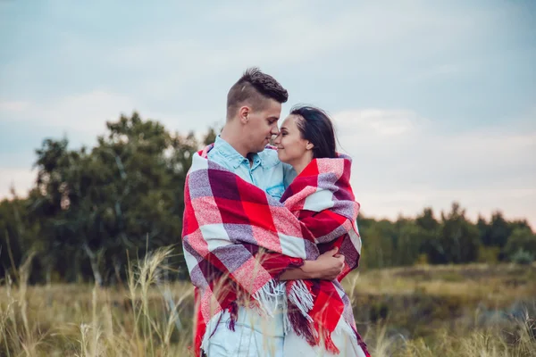 Kärlekshistoria. Silhuett siffror av människor i kärlek på naturen. — Stockfoto