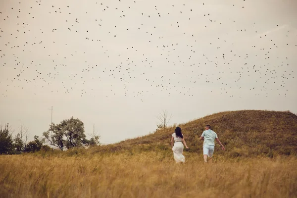 Liebesgeschichte. Silhouettenfiguren von Menschen, die sich in die Natur verlieben. Bildschirmschoner für den Film. — Stockfoto