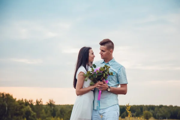 Milostný příběh. Šťastný konec. Silueta postavy lidí, v lásce na přírodu. Spořič obrazovky pro film. — Stock fotografie