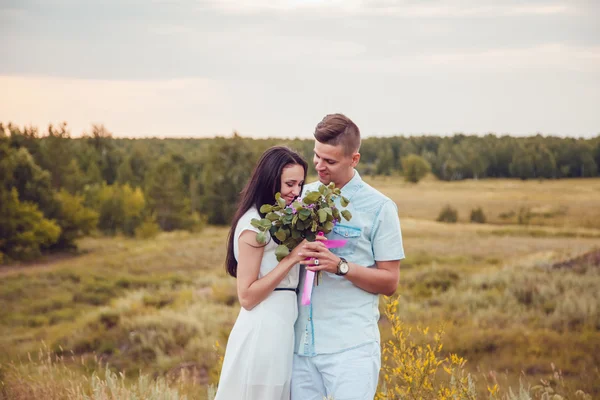 Aşk hikayesi. Mutlu son. Aşıklar niteliğine siluet rakamlar. Ekran koruyucu film.