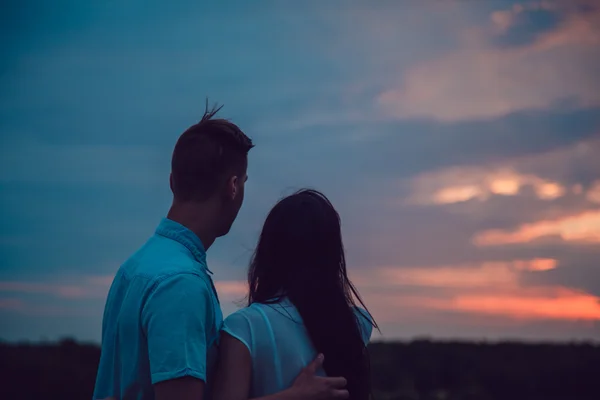 Storia d'amore. In coppia d'amore camminando sullo sfondo del tramonto. Buon fine. Figure di sagoma di persone innamorate sulla natura. Screensaver per il film . — Foto Stock