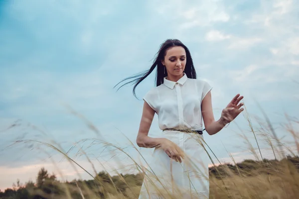 A bela morena entra no campo — Fotografia de Stock