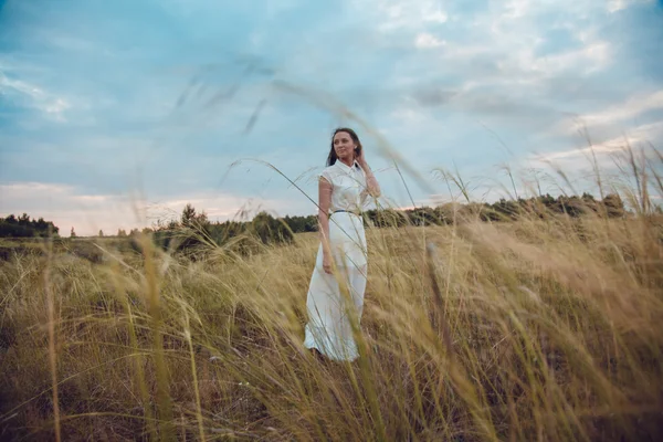 La hermosa morena entra en el campo —  Fotos de Stock