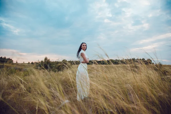 Güzel esmer alana girer