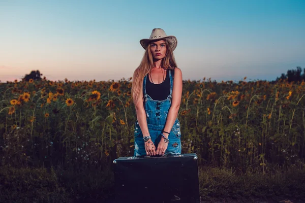 Jovem com mala retro viajando no campo, natureza verão ao ar livre — Fotografia de Stock