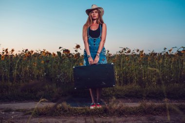 genç kadın kırsal kesimde, yaz doğa açık seyahat retro çanta