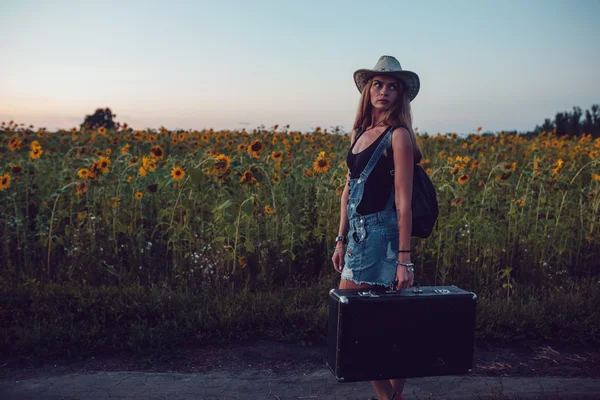 Jeune femme avec valise rétro voyageant à la campagne, été nature en plein air — Photo