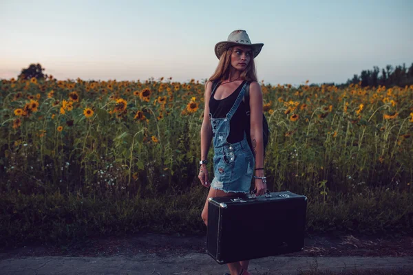 Mujer joven con maleta retro que viaja en el campo, naturaleza de verano al aire libre —  Fotos de Stock