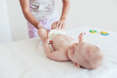 Kadının yapması egzersizleri ve bebek Masaj