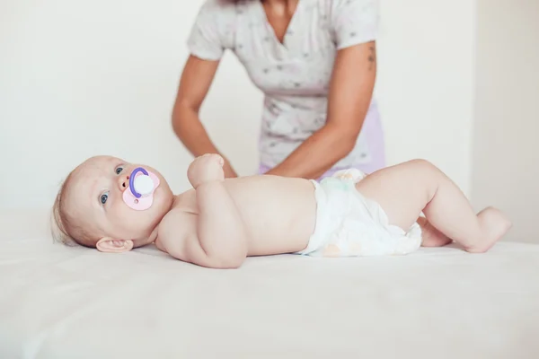 Kadının yapması egzersizleri ve bebek Masaj — Stok fotoğraf