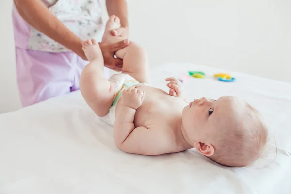 Kadının yapması egzersizleri ve bebek Masaj